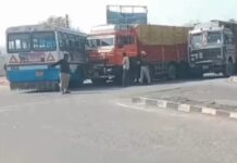हाईवे पर मोड़ते वक्त भीषण भिड़ंत, रोडवेज बस और ट्रक टकराए roadways bus accident