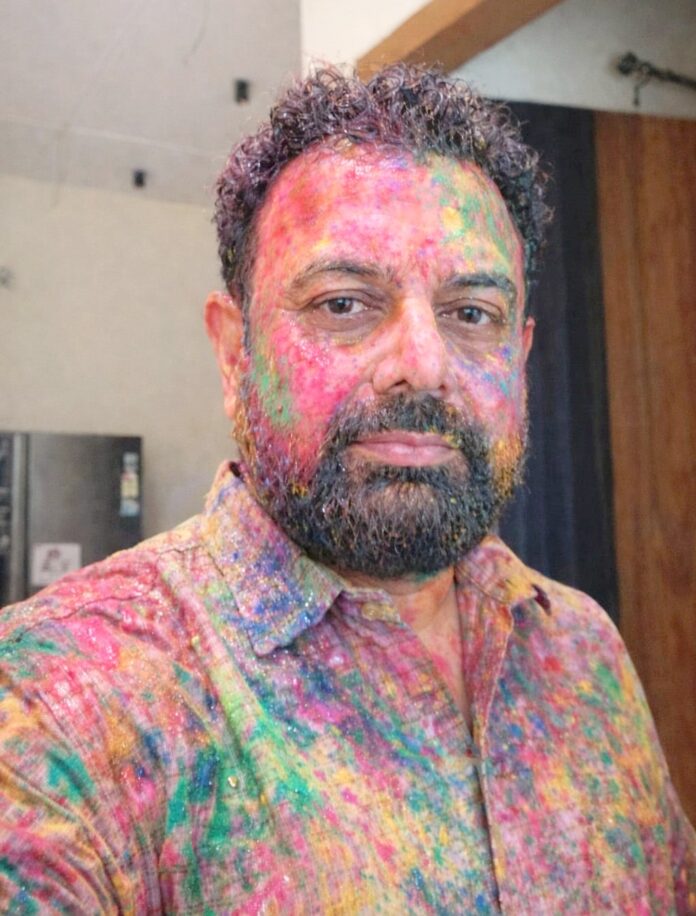 होली के रंगों से सरोबार अकबर खान राणा। communal harmony