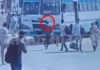 चलती बस के आगे कूदा युवक, टायर के नीचे गर्दन रखी — कंडक्टर ने बचाई जान (VIDEO वायरल)