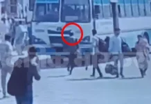 चलती बस के आगे कूदा युवक, टायर के नीचे गर्दन रखी — कंडक्टर ने बचाई जान (VIDEO वायरल)