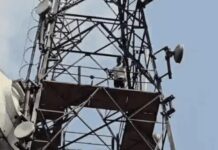 250 फीट ऊंचाई पर चढ़ किसान का विरोध, 18 घंटे से जारी भूख हड़ताल Sonipat protest