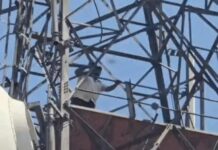 सोनीपत में किसान का अनोखा विरोध, कई घंटों से टावर पर डटा Sonipat farmer protest