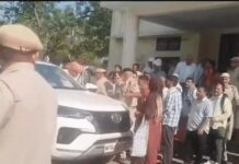 मंत्री के काफिले के सामने महिला का विरोध, पुलिस ने जबरन हटाया Jhajjar protest woman