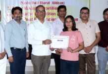 जिला स्तरीय पोस्टर मेकिंग में वर्षा ने पाया तीसरा स्थान drug awareness competition