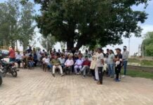 महम में पीडब्ल्यूडी कर्मचारियों का विरोध, अधिकारियों पर उत्पीड़न के आरोप Meham PWD protest