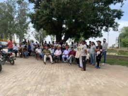 महम में पीडब्ल्यूडी कर्मचारियों का विरोध, अधिकारियों पर उत्पीड़न के आरोप Meham PWD protest