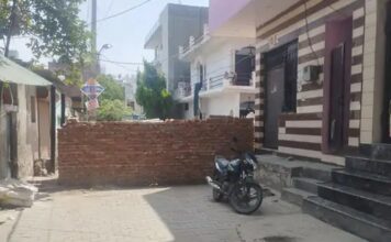 रास्ता बंद कर बनाई गई दीवार, अवैध खुलाव भी सील; कार्रवाई पर मिली-जुली प्रतिक्रिया Faridabad HSVP action