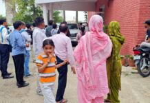 सफीदों अग्निकांड में मृतक परिवारों को मुआवजे के चेक देने पहुंचा प्रशासन Safidon fire incident