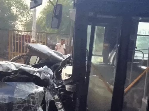 car bus collision India