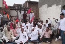 कर्ज विवाद में बढ़ा तनाव, घर सील करने पर किसानों का विरोध तेज Sirsa farmers protest