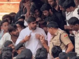 यूनिवर्सिटी में छात्रों का हंगामा, जुर्माने को लेकर भड़का विरोध KR Mangalam University