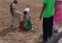 पारिवारिक विवाद ने लिया हिंसक रूप, मां-बेटी के बीच मारपीट का वीडियो वायरल family dispute