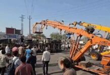 झज्जर में बेकाबू कंटेनर पलटा, नीचे दबे पशु कारोबारी; राहत टीम ने बचाई जान container overturn