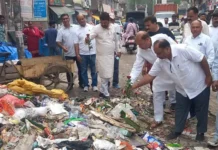 कूड़े के ढेर पर गुलाब रख जताया विरोध, सफाई व्यवस्था पर कांग्रेस ने घेरा प्रशासन Congress Protest