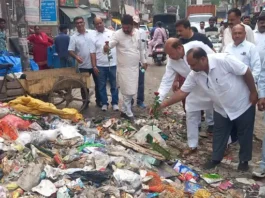 कूड़े के ढेर पर गुलाब रख जताया विरोध, सफाई व्यवस्था पर कांग्रेस ने घेरा प्रशासन Congress Protest