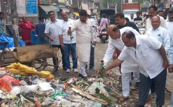 कूड़े के ढेर पर गुलाब रख जताया विरोध, सफाई व्यवस्था पर कांग्रेस ने घेरा प्रशासन Congress Protest