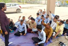 मुवाना सीएचसी में अनुबंधित स्वास्थ्य कर्मचारियों का सांकेतिक धरना Safidon protest