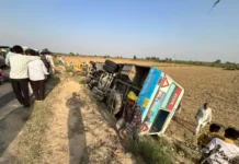 हाईवे पर बड़ा हादसा टला, यात्रियों से भरी बस अचानक सड़क किनारे पलटी Haryana Roadways