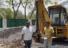 डीसी आवास के बाहर हंगामा: पार्क पर कब्जे के आरोप में JCB लेकर पहुंचे लोग DC Residence Protest