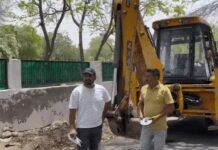 डीसी आवास के बाहर हंगामा: पार्क पर कब्जे के आरोप में JCB लेकर पहुंचे लोग DC Residence Protest