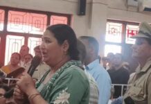 CM के जनता दरबार में भावुक हुई महिला, खेत के रास्ते को लेकर लगाई न्याय की गुहार Nayab Singh Saini