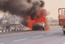 सोनीपत एक्सप्रेसवे पर अचानक धधकी कार, युवक आग की चपेट में आया Sonipat highway