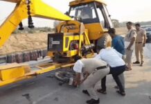 हाइड्रा की चपेट में आई बाइक, युवक की दर्दनाक मौत Hydra Vehicle Accident