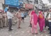 कूड़ा हटाने पहुंचे अधिकारियों के खिलाफ भड़के कर्मचारी, सड़क पर लेटकर जताया विरोध Sanitation Workers Protest