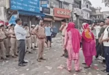 कूड़ा हटाने पहुंचे अधिकारियों के खिलाफ भड़के कर्मचारी, सड़क पर लेटकर जताया विरोध Sanitation Workers Protest