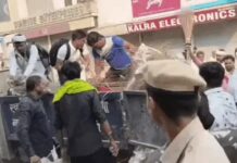 सफाई विवाद बढ़ा: कर्मचारियों पर केस दर्ज, कामकाज बाधित करने के आरोप Sanitation Workers FIR