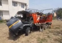 सड़क हादसा, अचानक ब्रेक से छोटा मालवाहक ट्रक से भिड़ा; दो लोग घायल Tata Ace collision