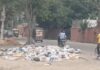 हड़ताल बढ़ने से सफाई व्यवस्था पूरी तरह चरमराई, सड़कों पर कचरे के पहाड़ से बढ़ी मुश्किलें Sanitation Workers Strike