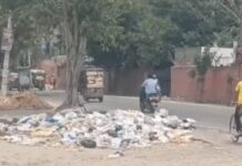 हड़ताल बढ़ने से सफाई व्यवस्था पूरी तरह चरमराई, सड़कों पर कचरे के पहाड़ से बढ़ी मुश्किलें Sanitation Workers Strike