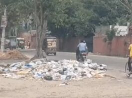 हड़ताल बढ़ने से सफाई व्यवस्था पूरी तरह चरमराई, सड़कों पर कचरे के पहाड़ से बढ़ी मुश्किलें Sanitation Workers Strike