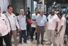 उखड़ी सड़क और टूटी गलियों से परेशान लोग रात में उतरे सड़क पर, प्रशासन के खिलाफ जताया रोष Sewer Connection Issue