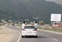 फोरलेन हाईवे पर युवकों की खतरनाक हरकत, चलती गाड़ी से बाहर निकलकर मस्ती का वीडियो वायरल Kiratpur Manali highway