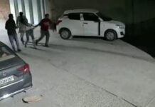सड़क किनारे बैठे युवक पर बदमाशों का हमला, CCTV में कैद हुई वारदात Yamunanagar News