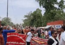 सफाई कर्मचारियों का जोरदार विरोध, सड़कों पर उतारकर जताई नाराजगी Sanitation Workers
