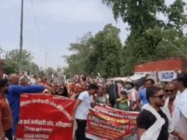 सफाई कर्मचारियों का जोरदार विरोध, सड़कों पर उतारकर जताई नाराजगी Sanitation Workers