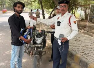 गुरुग्राम में ट्रैफिक नियमों की अनदेखी पड़ी भारी, रिकॉर्ड चालानों के बाद बाइक जब्त Gurugram News