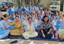 नर्सिंग स्टाफ का बड़ा विरोध, बयान पर पेन डाउन हड़ताल, माफी और इस्तीफे की मांग तेज Nurses Strike