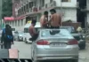 कसोल में हरियाणा के पर्यटकों की हरकतों का VIDEO वायरल, चलती गाड़ी में किया खतरनाक स्टंट Kasol Viral Video