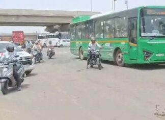 रेवाड़ी में बिजली-पानी संकट पर दूसरे दिन भी जाम, महिलाओं ने सड़क पर बनाईं मानव श्रृंखला Rewari News,