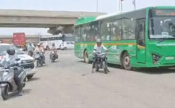 रेवाड़ी में बिजली-पानी संकट पर दूसरे दिन भी जाम, महिलाओं ने सड़क पर बनाईं मानव श्रृंखला Rewari News,