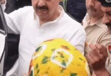 झज्जर में आयोजित एक कार्यक्रम के दौरान फोटो खिंचवाने पहुंचे कार्यकर्ता और मंत्री के बीच हुई बातचीत का वीडियो सोशल मीडिया पर चर्चा का विषय बन गया। घटना के बाद विभिन्न प्रतिक्रियाएं सामने आ रही हैं। Jhajjar News