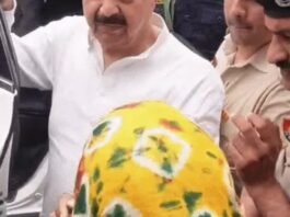 झज्जर में आयोजित एक कार्यक्रम के दौरान फोटो खिंचवाने पहुंचे कार्यकर्ता और मंत्री के बीच हुई बातचीत का वीडियो सोशल मीडिया पर चर्चा का विषय बन गया। घटना के बाद विभिन्न प्रतिक्रियाएं सामने आ रही हैं। Jhajjar News