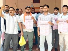 अनुबंधित विद्युत कर्मचारियों ने किया प्रदर्शन 17 जुलाई को बिजली मंत्री आवास घेराव की दी चेतावनी Haryana Electricity