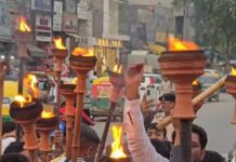 हाथ में मशाल लेकर गुरुग्राम की सड़कों पर उतरे कांग्रेसी: धर्मेंद्र प्रधान के इस्तीफे को बताया छात्रों की जीत Gurugram News