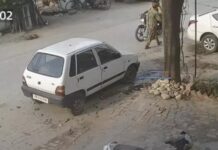 लुधियाना में महिला के पर्स की झपटमारी, VIDEO: कमेटी के पैसे ले गए बाइक सवार लुटेरे, बेटी के लिए संधारा लेकर आई थी मां Ludhiana News