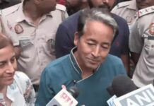 सोनम वांगचुक अस्पताल से डिस्चार्ज होकर राजघाट पहुंचे: बापू को श्रद्धांजलि दी; बोले- हिंसा से मामला बिगड़ता, इसलिए समय से पहले अनशन खत्म किया Sonam Wangchuk